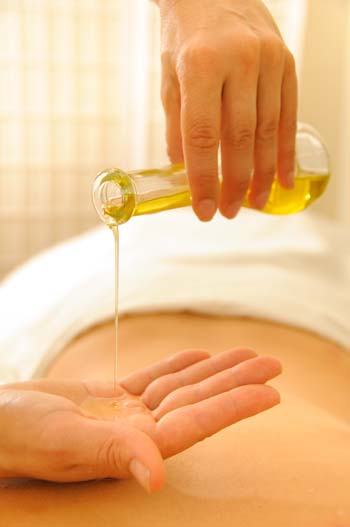 Massageöl auf die Hand gießen